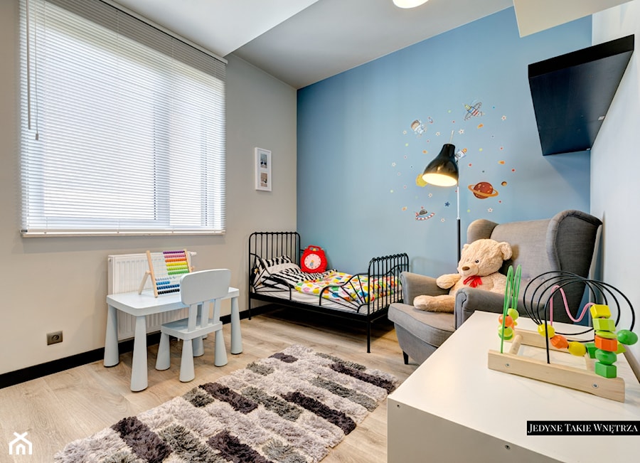 Jedyne.Takie.Wnętrza - Industrialnie i nowocześnie Gdynia - Mały szary niebieski pokój dziecka dla dziecka dla chłopca dla dziewczynki, styl minimalistyczny - zdjęcie od Jedyne.Takie.Wnętrza - Architekt wnętrz Paulina Kononowicz-Kwaśnik