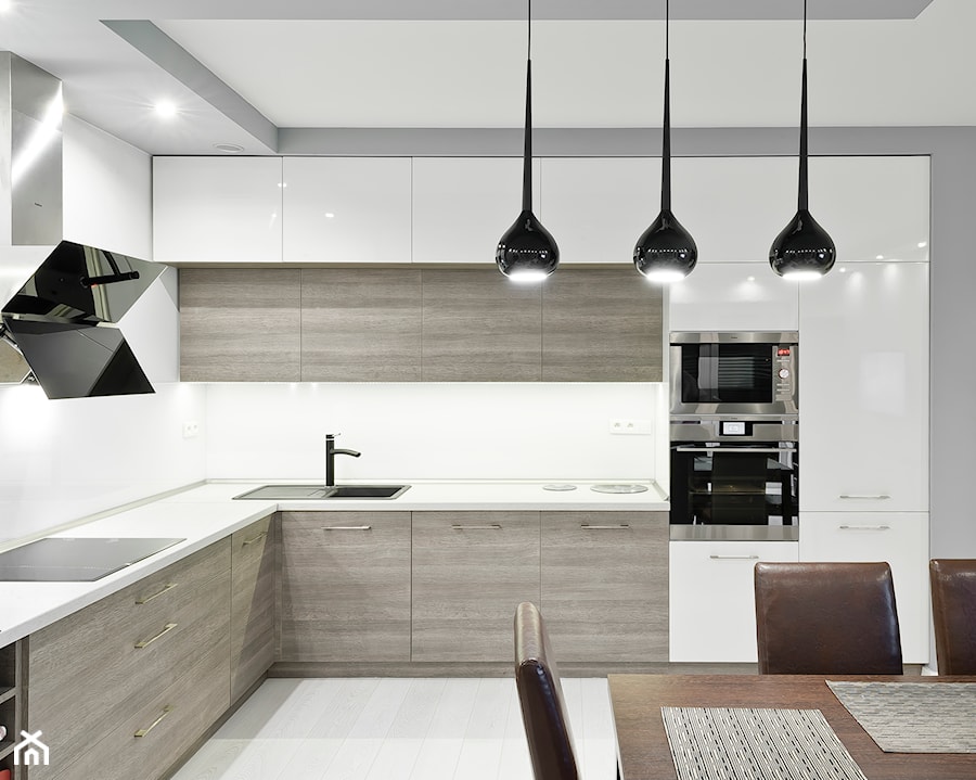 Kuchnia - Apartament II - Średnia otwarta z salonem biała z zabudowaną lodówką z nablatowym zlewozmywakiem kuchnia w kształcie litery l, styl nowoczesny - zdjęcie od Meble Ideal