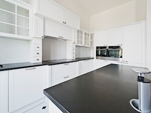 Kuchnia stylizowana - Apartament IX - Średnia otwarta biała z zabudowaną lodówką z podblatowym zlewozmywakiem kuchnia w kształcie litery l z wyspą lub półwyspem, styl tradycyjny - zdjęcie od Meble Ideal