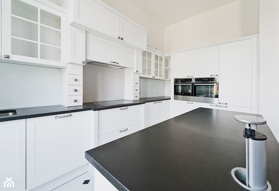 Kuchnia stylizowana - Apartament IX - Średnia otwarta biała z zabudowaną lodówką z podblatowym zlewozmywakiem kuchnia w kształcie litery l z wyspą lub półwyspem, styl tradycyjny - zdjęcie od Meble Ideal
