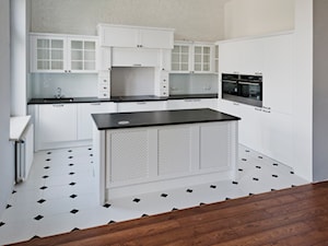 Kuchnia stylizowana - Apartament IX - Duża otwarta biała z zabudowaną lodówką kuchnia w kształcie litery l z wyspą lub półwyspem, styl tradycyjny - zdjęcie od Meble Ideal