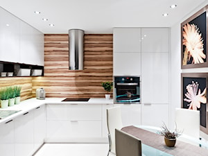 Kuchnia - Apartament IV - Średnia otwarta z salonem biała z zabudowaną lodówką z nablatowym zlewozmywakiem kuchnia w kształcie litery l, styl nowoczesny - zdjęcie od Meble Ideal