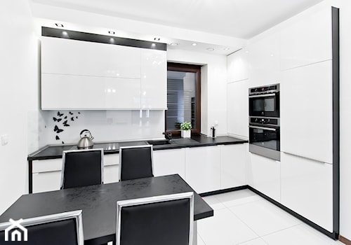 Kuchnia -Apartament VIII - Średnia z salonem z kamiennym blatem biała z zabudowaną lodówką z nablatowym zlewozmywakiem kuchnia w kształcie litery l z kompozytem na ścianie nad blatem kuchennym, styl nowoczesny - zdjęcie od Meble Ideal