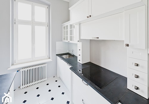 Kuchnia stylizowana - Apartament IX - Średnia otwarta z kamiennym blatem biała z zabudowaną lodówką z podblatowym zlewozmywakiem kuchnia jednorzędowa z wyspą lub półwyspem z oknem, styl tradycyjny - zdjęcie od Meble Ideal