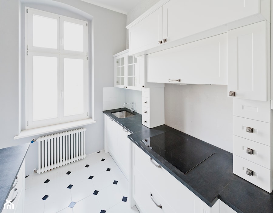 Kuchnia stylizowana - Apartament IX - Średnia otwarta z kamiennym blatem biała z zabudowaną lodówką z podblatowym zlewozmywakiem kuchnia jednorzędowa z wyspą lub półwyspem z oknem, styl tradycyjny - zdjęcie od Meble Ideal