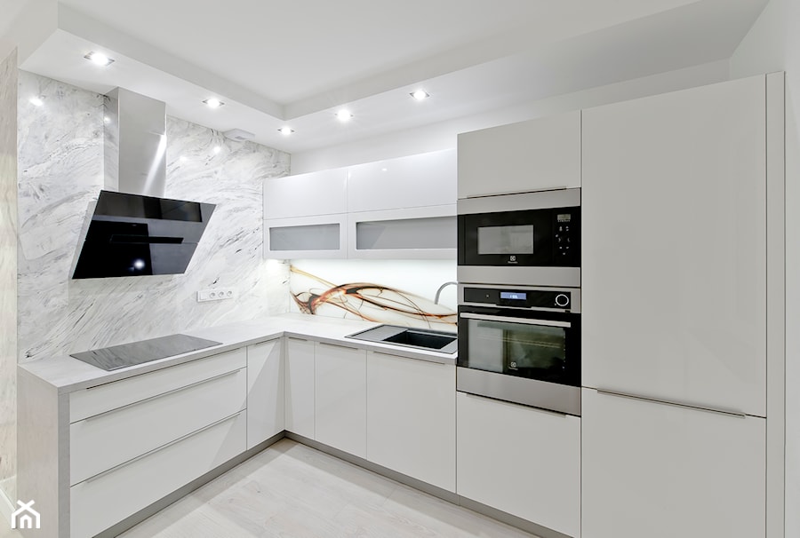 Kuchnia - Apartament V - Średnia zamknięta biała szara z zabudowaną lodówką z podblatowym zlewozmywakiem kuchnia w kształcie litery l z kompozytem na ścianie nad blatem kuchennym, styl nowoczesny - zdjęcie od Meble Ideal