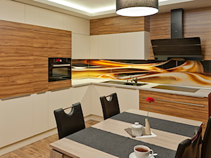 Kuchnia - Apartament I - Mała otwarta z salonem różowa z zabudowaną lodówką z podblatowym zlewozmywakiem kuchnia w kształcie litery l, styl nowoczesny - zdjęcie od Meble Ideal