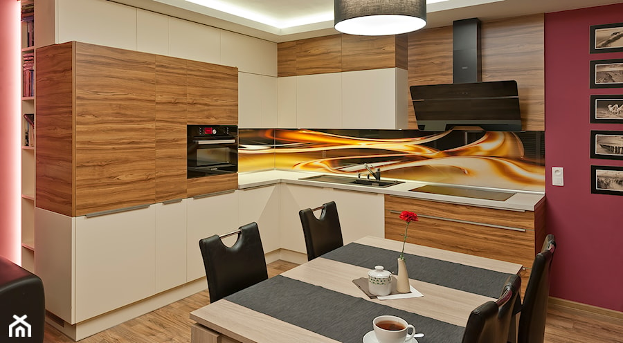 Kuchnia - Apartament I - Mała otwarta z salonem różowa z zabudowaną lodówką z podblatowym zlewozmywakiem kuchnia w kształcie litery l, styl nowoczesny - zdjęcie od Meble Ideal
