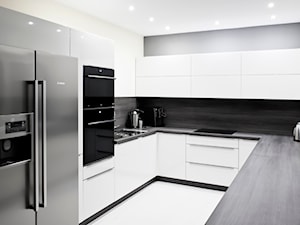 Kuchnia - Apartament VI - Średnia zamknięta biała z lodówką wolnostojącą z podblatowym zlewozmywakiem kuchnia, styl nowoczesny - zdjęcie od Meble Ideal