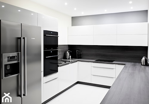 Kuchnia - Apartament VI - Średnia zamknięta biała z lodówką wolnostojącą z podblatowym zlewozmywakiem kuchnia, styl nowoczesny - zdjęcie od Meble Ideal
