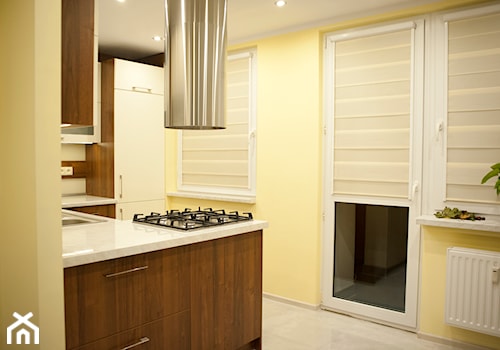 Kuchnia - Apartament VII - Średnia otwarta z salonem z kamiennym blatem żółta z zabudowaną lodówką kuchnia w kształcie litery u z wyspą lub półwyspem, styl nowoczesny - zdjęcie od Meble Ideal