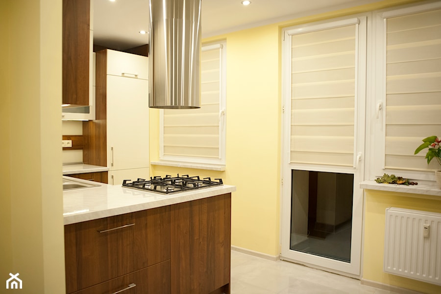 Kuchnia - Apartament VII - Średnia otwarta z salonem z kamiennym blatem żółta z zabudowaną lodówką kuchnia w kształcie litery u z wyspą lub półwyspem, styl nowoczesny - zdjęcie od Meble Ideal