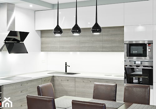 Kuchnia - Apartament II - Średnia otwarta biała z zabudowaną lodówką z podblatowym zlewozmywakiem kuchnia w kształcie litery l z kompozytem na ścianie nad blatem kuchennym, styl nowoczesny - zdjęcie od Meble Ideal