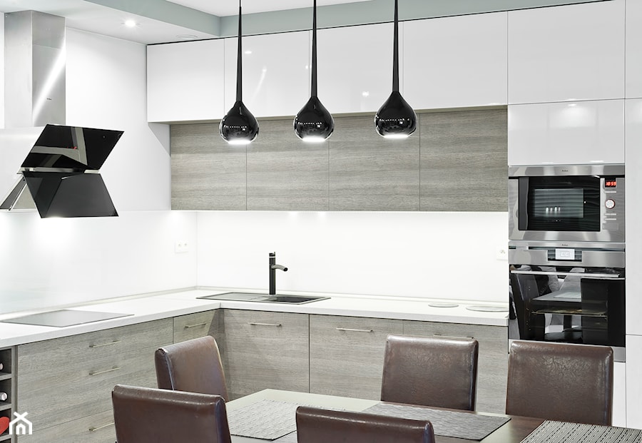 Kuchnia - Apartament II - Średnia otwarta biała z zabudowaną lodówką z podblatowym zlewozmywakiem kuchnia w kształcie litery l z kompozytem na ścianie nad blatem kuchennym, styl nowoczesny - zdjęcie od Meble Ideal