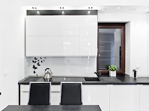Kuchnia -Apartament VIII - Mała z salonem biała z zabudowaną lodówką z podblatowym zlewozmywakiem kuchnia jednorzędowa, styl nowoczesny - zdjęcie od Meble Ideal