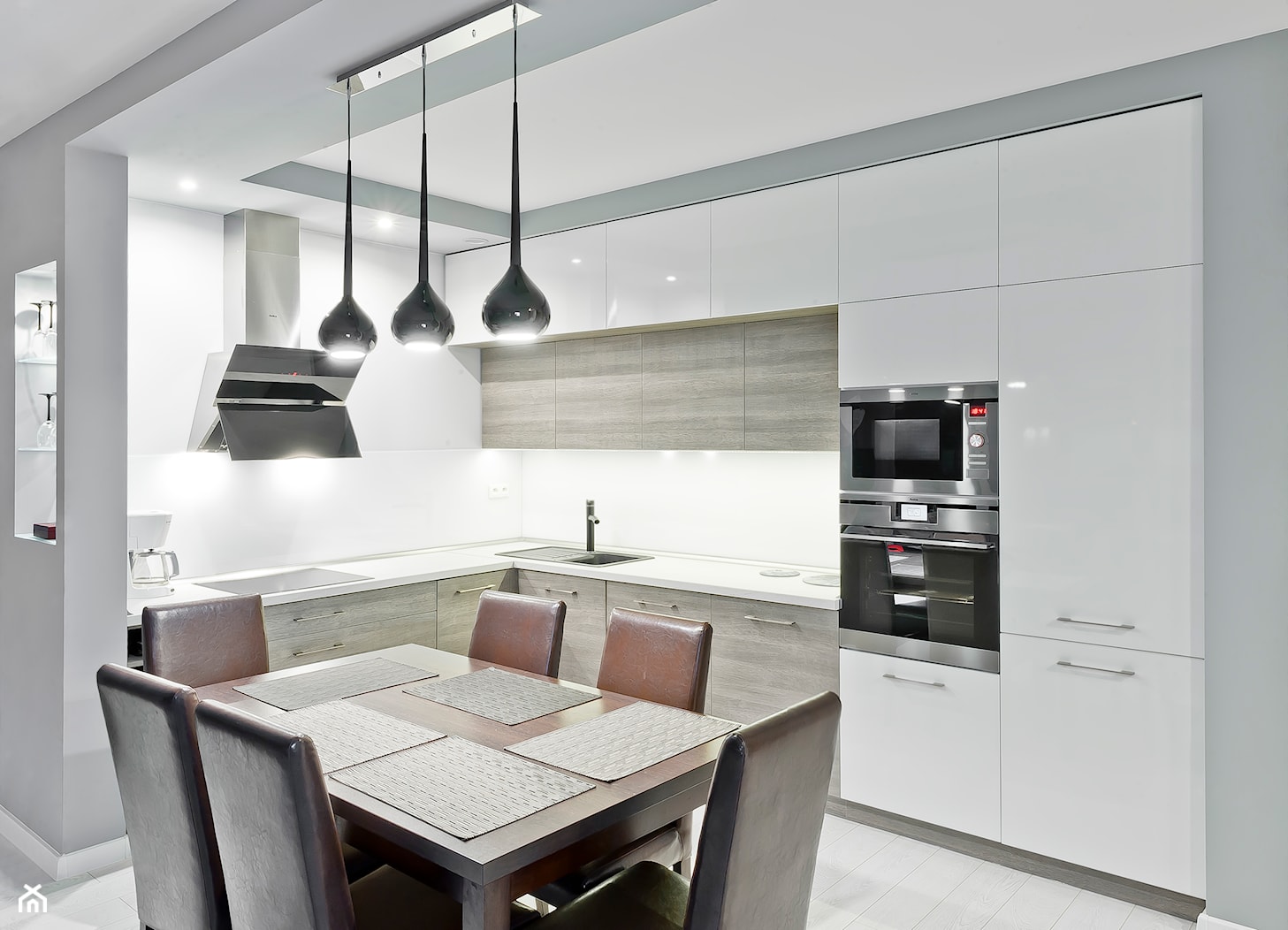 Kuchnia - Apartament II - Mała otwarta z salonem biała z zabudowaną lodówką z nablatowym zlewozmywak ... - zdjęcie od Meble Ideal - Homebook