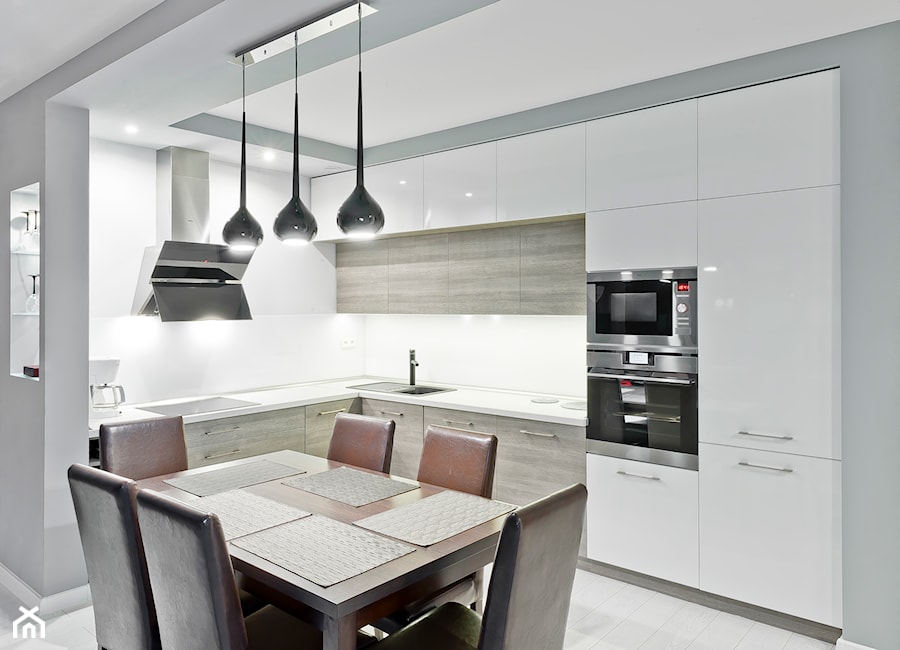 Kuchnia - Apartament II - Mała otwarta z salonem biała z zabudowaną lodówką z nablatowym zlewozmywakiem kuchnia w kształcie litery l z kompozytem na ścianie nad blatem kuchennym, styl nowoczesny - zdjęcie od Meble Ideal