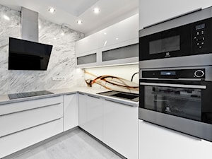 Kuchnia - Apartament V - Średnia otwarta z salonem z kamiennym blatem biała szara z zabudowaną lodówką kuchnia w kształcie litery l, styl nowoczesny - zdjęcie od Meble Ideal