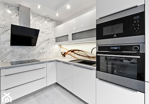 Kuchnia - Apartament V - Średnia otwarta z salonem z kamiennym blatem biała szara z zabudowaną lodówką kuchnia w kształcie litery l, styl nowoczesny - zdjęcie od Meble Ideal