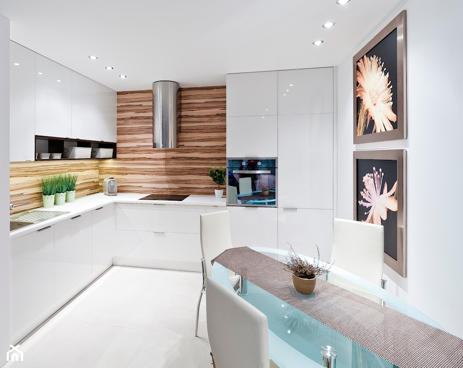 Kuchnia - Apartament IV - Duża beżowa biała z zabudowaną lodówką z podblatowym zlewozmywakiem kuchnia w kształcie litery l, styl nowoczesny - zdjęcie od Meble Ideal