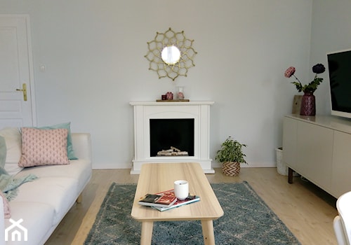 Metamorfoza salonu w kamienicy - Mały biały salon z jadalnią, styl skandynawski - zdjęcie od Ewa Karasiak Studio