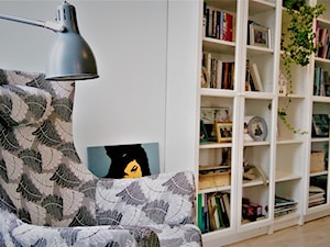 Metamorfoza salonu w kamienicy - Średni biały salon z bibiloteczką, styl skandynawski - zdjęcie od Ewa Karasiak Studio