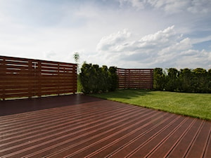 Kompletna realizacja - modrzewiowy taras wraz z ogrodzeniem, domkiem gospodarczym oraz wiatą garażową - Jaworzno - zdjęcie od Bednarski - Usługi Ogólnobudowlane