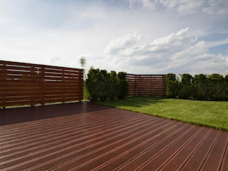 Kompletna realizacja - modrzewiowy taras wraz z ogrodzeniem, domkiem gospodarczy