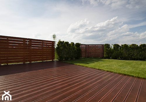 Kompletna realizacja - modrzewiowy taras wraz z ogrodzeniem, domkiem gospodarczym oraz wiatą garażową - Jaworzno - zdjęcie od Bednarski - Usługi Ogólnobudowlane