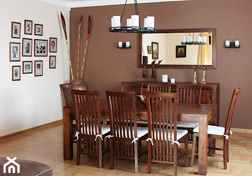 kolonialny salon z jadalnią - Duża biała brązowa jadalnia w salonie, styl tradycyjny - zdjęcie od form