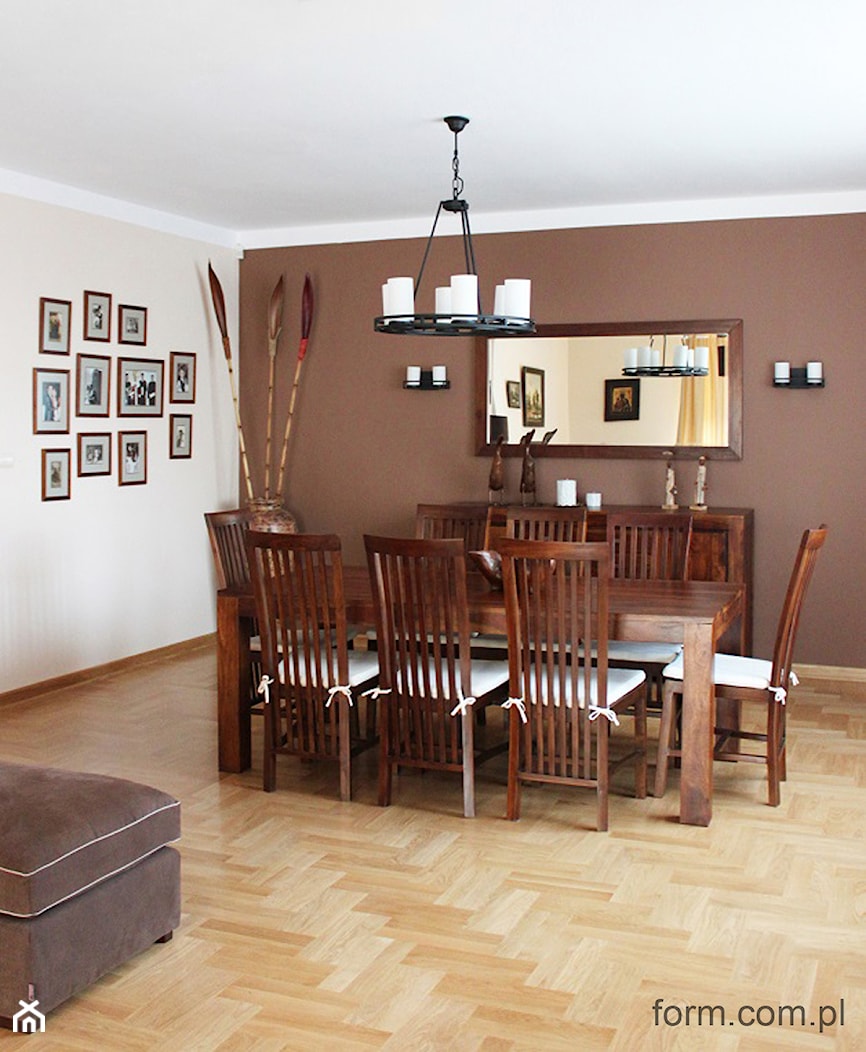 kolonialny salon z jadalnią - Duża biała brązowa jadalnia w salonie, styl tradycyjny - zdjęcie od form - Homebook