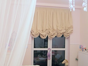 Mały różowy pokój dziecka dla dziecka dla dziewczynki - zdjęcie od Decotara- pracownia dekoracji okien i wnętrz