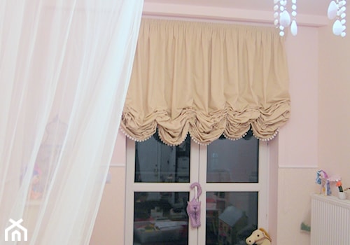 Mały różowy pokój dziecka dla dziecka dla dziewczynki - zdjęcie od Decotara- pracownia dekoracji okien i wnętrz
