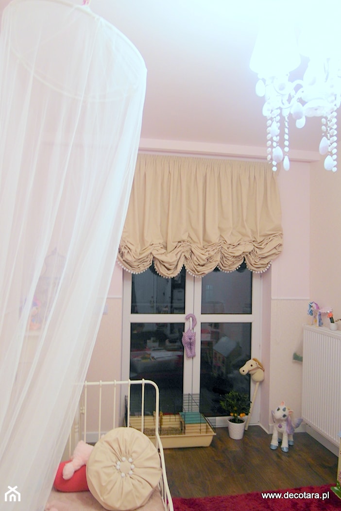 Mały różowy pokój dziecka dla dziecka dla dziewczynki - zdjęcie od Decotara- pracownia dekoracji okien i wnętrz - Homebook