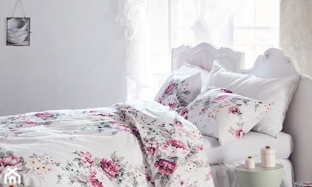 biała pościel w różowe kwiaty, łóżko z białym zagłówkiem