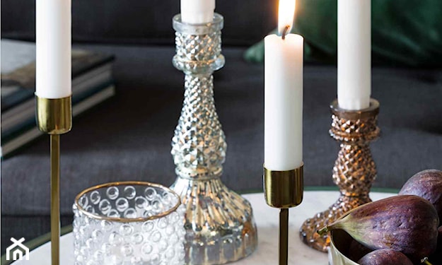 złoty świecznik, metalowa miska, kamienny stolik