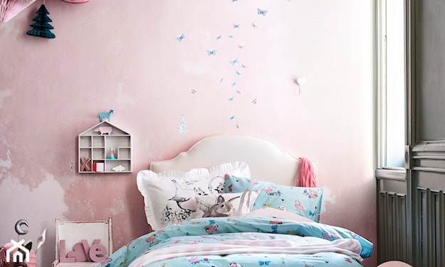 różowa ściana, niebieska pościel w ptaki, biała szafka nocna