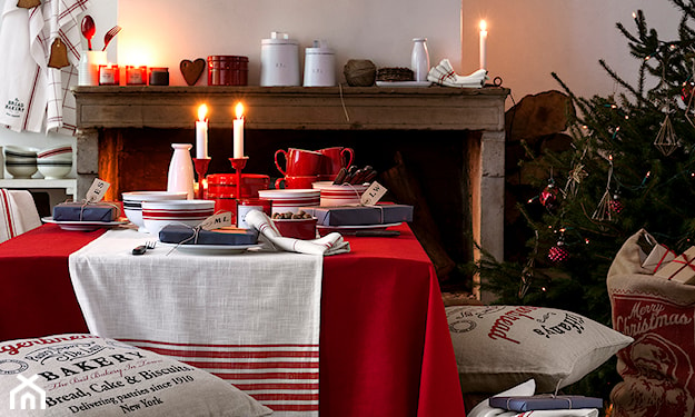 świąteczna dekoracja stołu w jadalni w stylu rustykalnym