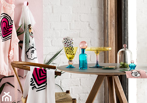 katalog wiosna 2015 - Mała biała różowa jadalnia jako osobne pomieszczenie, styl nowoczesny - zdjęcie od H&M Home