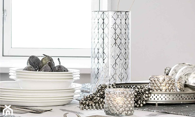 biała zastawa stołowa, srebrna taca, szklany wazon ze zdobieniami