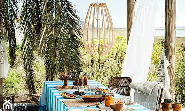 wiklinowa ozdoba nad stołem, obrus z biało-turkusowe pasy, wiklinowe krzesła