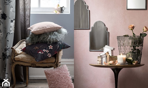 kremowy fotel na drewnianych nóżkach, różowe ściany, ozdobne lustra ścienne, okrągły stolik