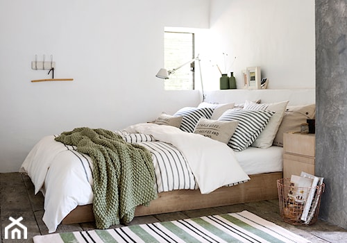 Spring 2015 - Średnia biała szara sypialnia, styl skandynawski - zdjęcie od H&M Home