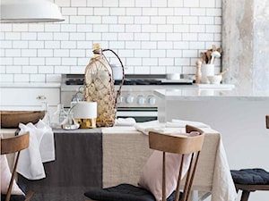 katalog 2015 - Średnia otwarta biała z lodówką wolnostojącą kuchnia, styl skandynawski - zdjęcie od H&M Home