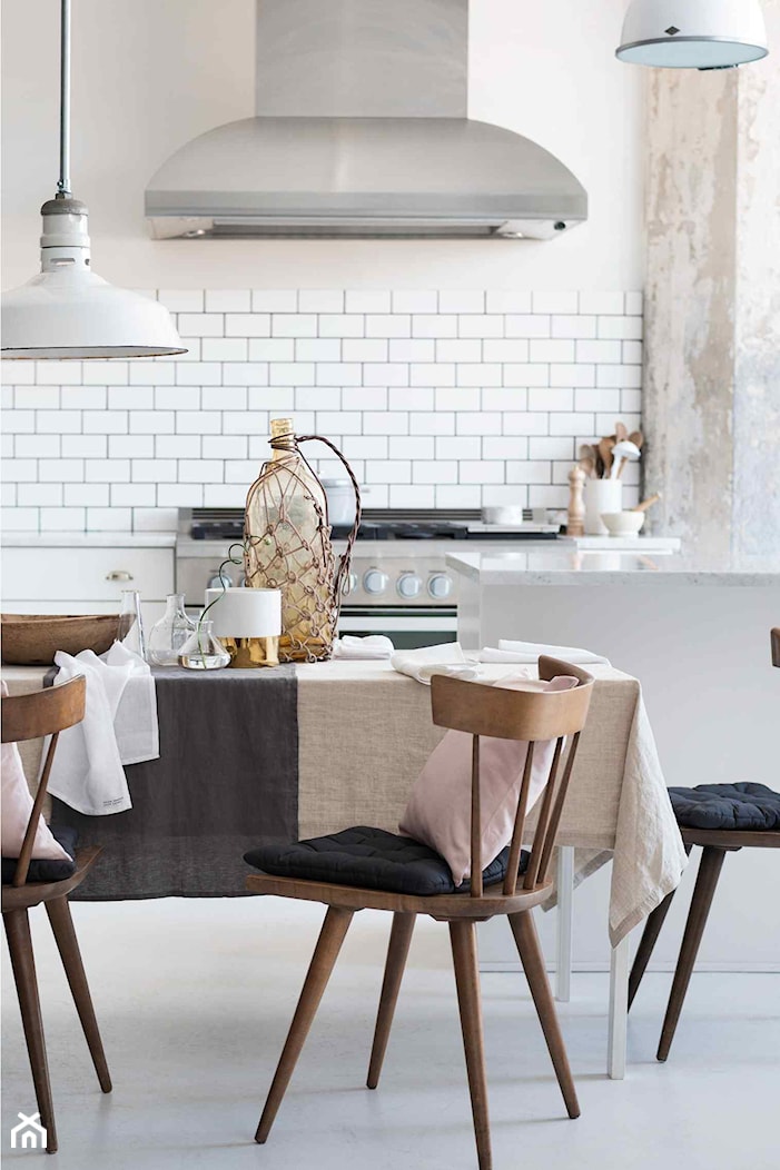 katalog 2015 - Średnia otwarta biała z lodówką wolnostojącą kuchnia, styl skandynawski - zdjęcie od H&M Home - Homebook