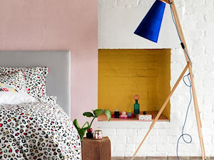 katalog wiosna 2015 - Średnia biała różowa żółta sypialnia, styl nowoczesny - zdjęcie od H&M Home