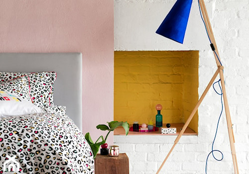 katalog wiosna 2015 - Średnia biała różowa żółta sypialnia, styl nowoczesny - zdjęcie od H&M Home