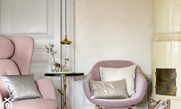 różowy fotel, piecyk kaflowy, srebrna poduszka