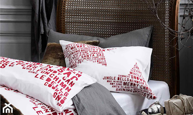 szare poduszki, pleciony zagłówek, białe poduszki z czerwonymi napisami