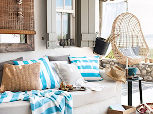 Summer 2015 - Średni z kamienną podłogą z fotelem wiszącym taras z tyłu domu, styl prowansalski - zdjęcie od H&M Home